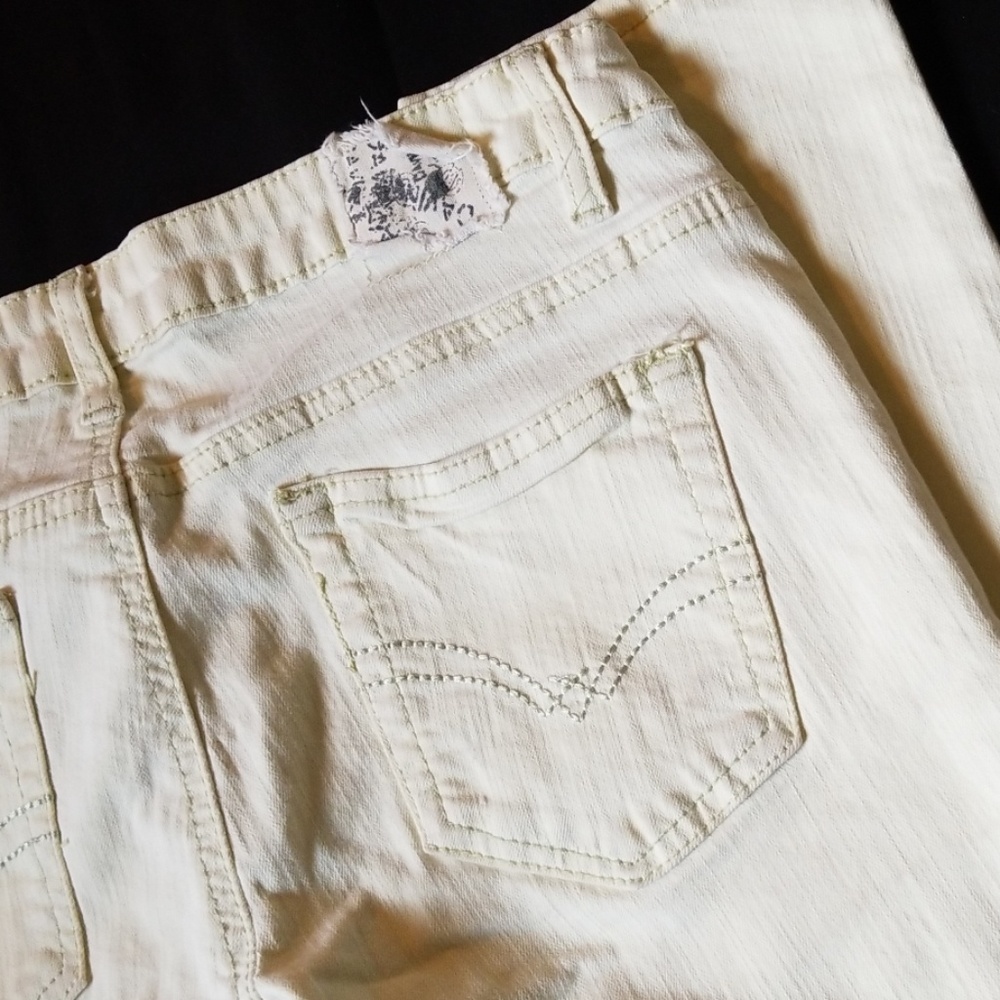 DISTRESSED JEAN'S - Picture 7 of 8